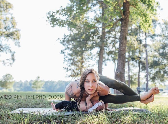 A americana Benear pratica ioga com os três filhos e posta fotos incríveis amamentando a caçula de apenas um mês