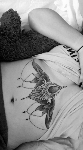 Tatuar entre os seios é a nova moda nos estúdios de tatuagem