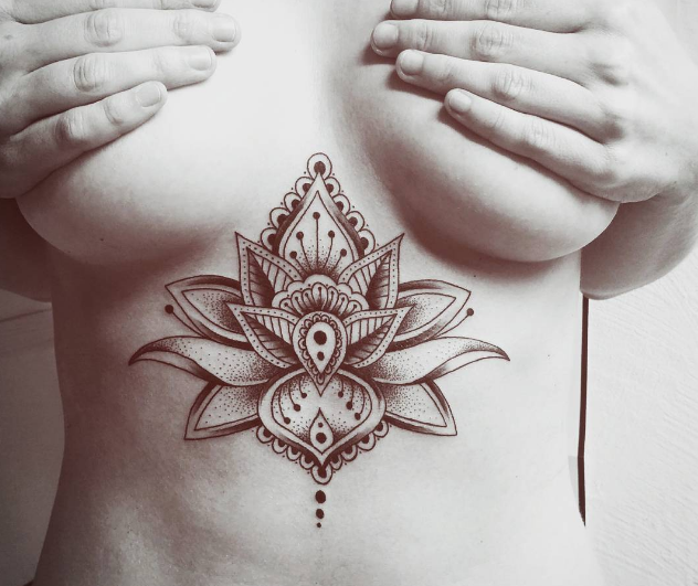 Tatuar entre os seios é a nova moda nos estúdios de tatuagem