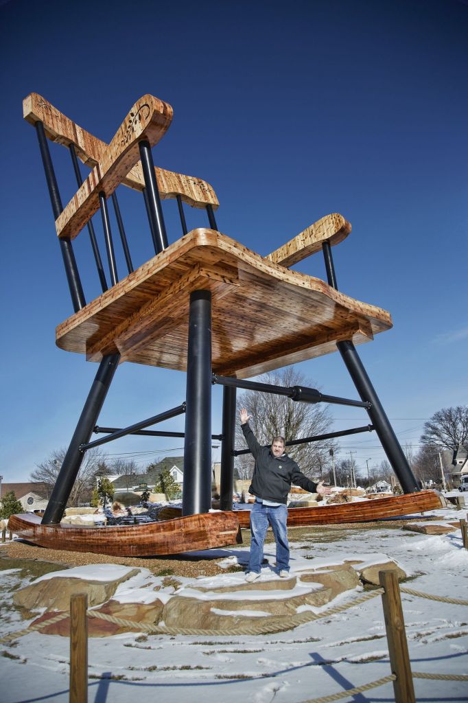 A cadeira de Jim Bolin pode ser vista do lado de fora da casa dele, em Casey, Illinois, e mede 17,09m de altura e 9,99 de largura