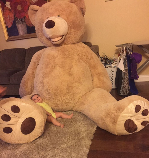 Melhor pessoa! Este avô mega empolgado comprou um urso de pelúcia gigante para a neta de cinco meses e a internet não está sabendo lidar