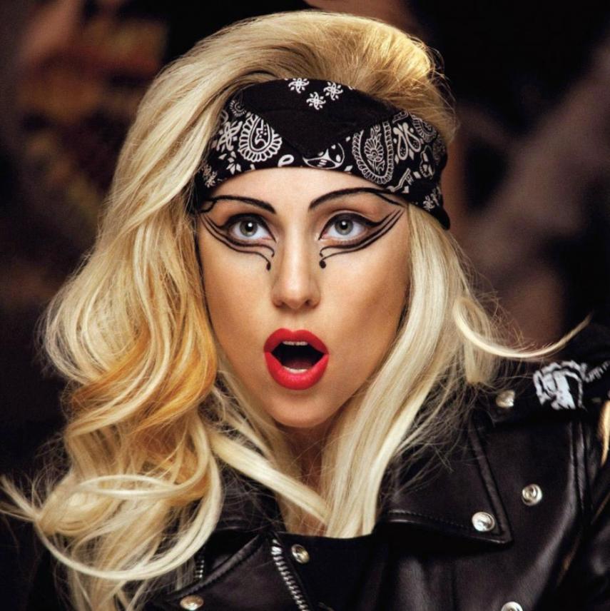 Lady Gaga é uma cantora que canta.Parece óbvio, mas nem tudo é que parece no reino das intermináveis edições de vocais e do Auto-Tune, programa que ajuda cantores a se manter no tom. A técnica vocal da Mãe Monstro deve muito a Don Lawrence, preparador de voz dela desde que ela tinha 11 anos. Ela treina todos os dias e faz exercícios de aquecimento por 30 minutos.