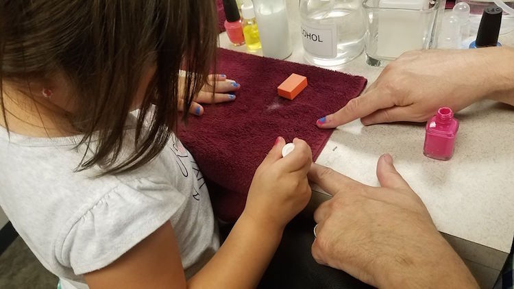 Pais aprendem a pintar unhas de filhas