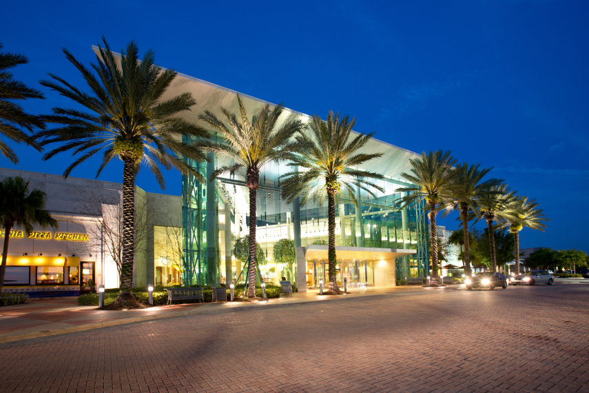 Sendo a atividade favorita dos visitantes em Orlando, as compras colocaram ambos Mall at Milenia e Orlando Premium Outlets entre os 10 locais de compra que mais faturaram nos EUA em 2014, de acordo com a Fortune Magazine.