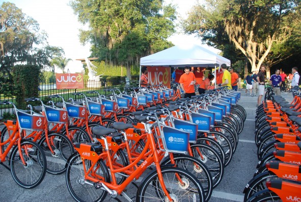 Conhecida como ‘Comunidade Amigável às Bicicletas’ pela Liga Americana de Ciclistas, Orlando oferece diversas trilhas pavimentadas para pessoas que quiserem andar de bicicleta e skate, caminhar ou correr. A West Orange Trail possui 30,6 quilômetros de vias pavimentadas com banheiros e instalações para piqueniques. Já o Orlando Bike Share permite que todos aluguem uma bicicleta em centros especializados da cidade por uma pequena taxa por hora.