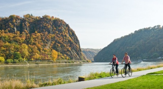 A ciclovia do rio Reno é uma das mais antigas da Europa. O caminho inteiro é lindo cheia de paisagens incríveis. São 1200 quilômetro de ciclovia, que passam por Alemanha, Suíça, França e Holanda