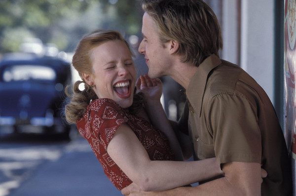 O relacionamento entre Ryan Gosling e Rachel McAdams foi conturbado. Em uma briga, Gosling disse que a atriz era mimada e sem talento. Em uma das cenas, ele chegou a pedir que fosse usada uma dublê em seu lugar para que ele pudesse responder algumas falas. Os bastidores de 'Diário de Uma Paixão' tiveram gritos e mais gritos