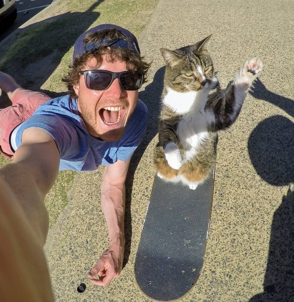 O fotógrafo neozelandês Allan Dixon mostra detalhes de suas viagens pelo mundo e tira muitas selfies com animais no Instagram (@daxon)