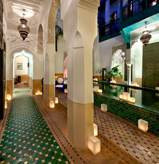 Este palácio em Marrakesh acomoda mais de 16 pessoas em seus 10 quartos. Localizado no centro da cidade próxima aos restaurantes, inclui serviços 24 horas de concierge, além de terraço, refeições e um serviço completo de spa com massagem. Tudo por R$ 9.096 por dia de hospedagem.