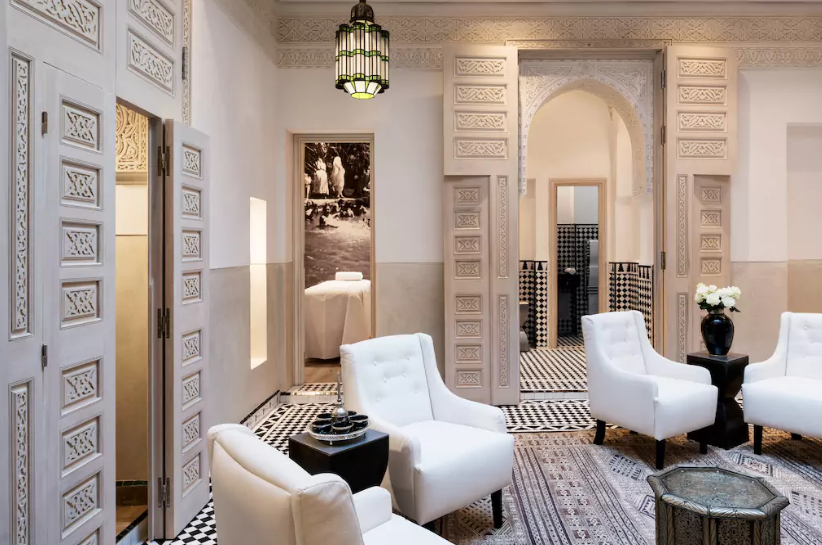 Este palácio em Marrakesh acomoda mais de 16 pessoas em seus 10 quartos. Localizado no centro da cidade próxima aos restaurantes, inclui serviços 24 horas de concierge, além de terraço, refeições e um serviço completo de spa com massagem. Tudo por R$ 9.096 por dia de hospedagem.