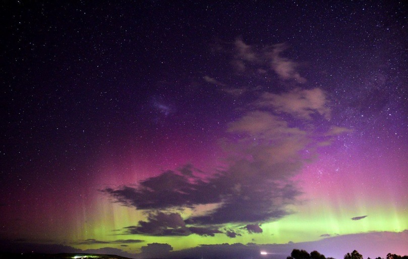 Outubro é um dos meses em que a aurora polar colore o céu desta ilha australiana. Nos últimos dias, visitantes e moradores estão enchendo as redes sociais com estas imagens incríveis do fenômeno!