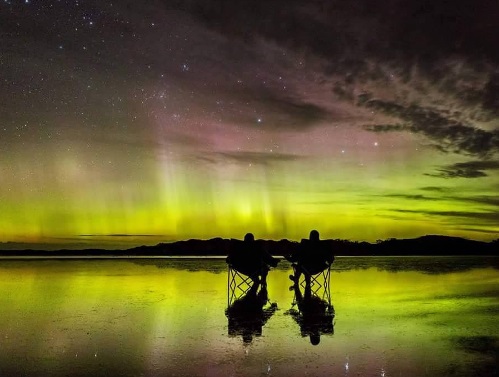 Outubro é um dos meses em que a aurora polar colore o céu desta ilha australiana. Nos últimos dias, visitantes e moradores estão enchendo as redes sociais com estas imagens incríveis do fenômeno!