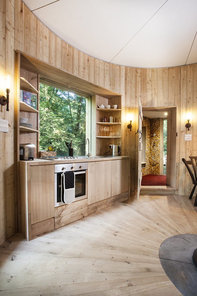 Esta casa na árvore, na Inglaterra, foi construída para um casal e tem sauna, chuveiro externo, cozinha equipada e corrimão para deslizar até o chão