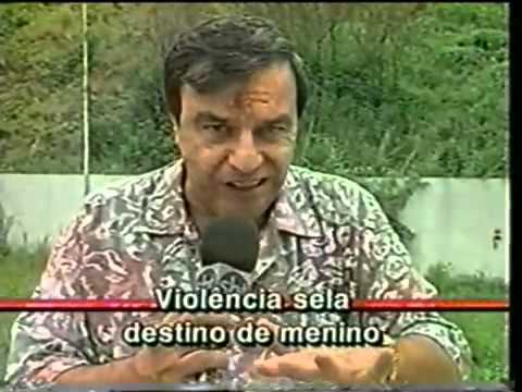 Uma das vozes mais icônicas dos anos 90, Gil Gomes era o principal repórter do Aqui Agora, sempre atrás de casos tenebrosos. Muito tempo antes do Cidade Alerta, o Aqui Agora já mostrava mortes horríveis e o mundo cão em horário nobre da TV.