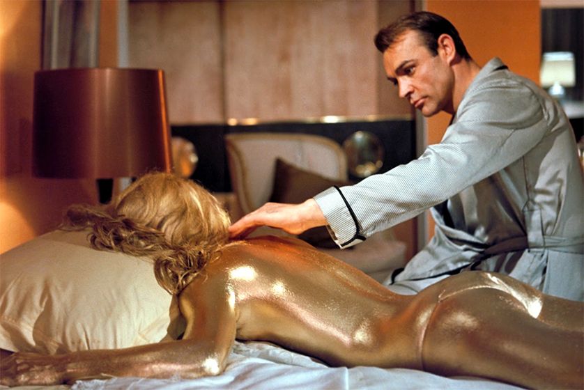 No terceiro filme da série James Bond, 007 Contra Goldfinger, uma jovem moça morre nas mãos de Auric Goldfinger. A mulher foi coberta com tinta dourada, que a levou a ser asfixiada. Na época, acreditavam que a atriz Shirley Eaton morreu por ter feito isso. Acreditavam que a tinta fecharia todos os poros e a pessoa morreria lentamente porque o corpo 