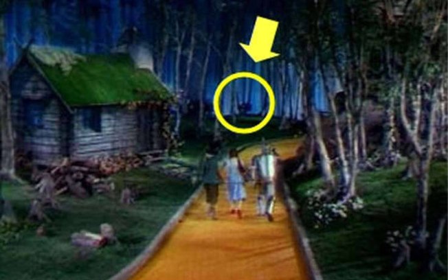 Enquanto Dorothy, o Espantalho e o Homem de Lata seguem caminho pela estrada de tijolos amarelos, é possível ver   algo balançando em uma corda lá no fundo. Aparentemente um dos munchkins tinha se enforcado   enquanto as câmeras estavam gravando, sem que ninguém na produção, direção ou os próprios atores percebessem.  Porém, foi revelado que na verdade o que está se movendo lá atrás é um grande pássaro exótico emprestado do zoológico de Los Angeles. A   lenda urbana teve início em 1989, quando O Mágico de Oz foi lançado em VHS, e só terminou com o lançamento mais   recente em blu-ray, no qual ficou esclarecido que a história era falsa.