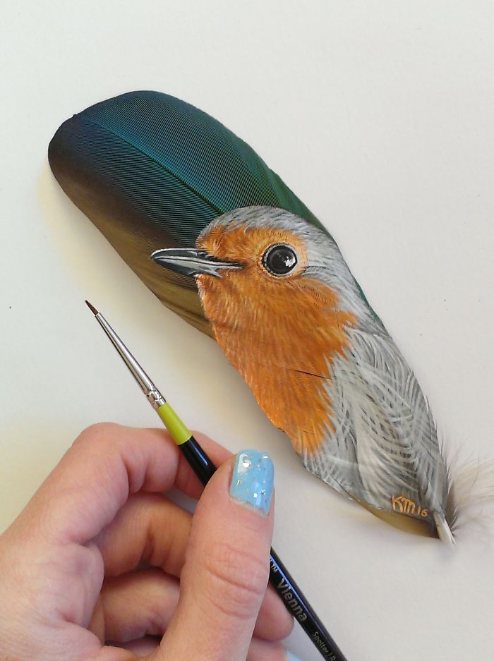 Krystle Missildine usa tintas acrílicas e minúsculos pincéis, e todas as penas pintadas por ela caíram dos pássaros de forma natural.
