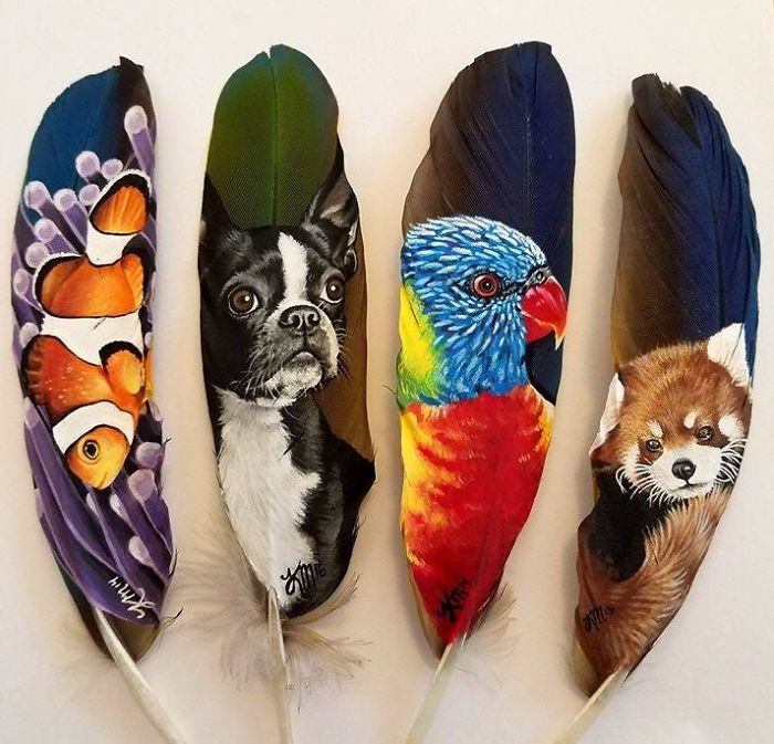 Krystle Missildine usa tintas acrílicas e minúsculos pincéis, e todas as penas pintadas por ela caíram dos pássaros de forma natural.