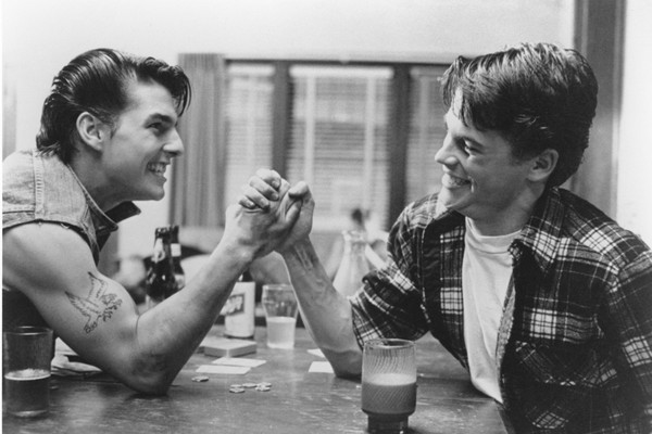 Segundo Rob Lowe, rolou um grande stress nos bastidores do filme Vidas Sem Rumo, de 1983. O ator Tom Cruise não teria gostado que Rob apareceu mais em uma cena do que ele e eles partiram para a briga. 