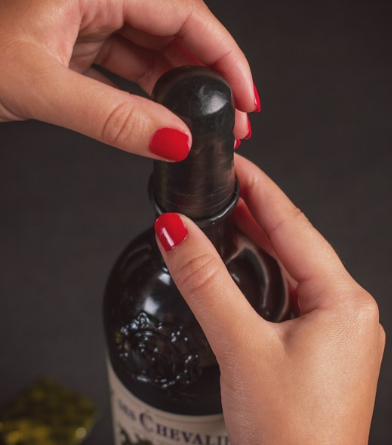 Empresa lança protetores para garrafas de vinho exatamente iguais preservativos