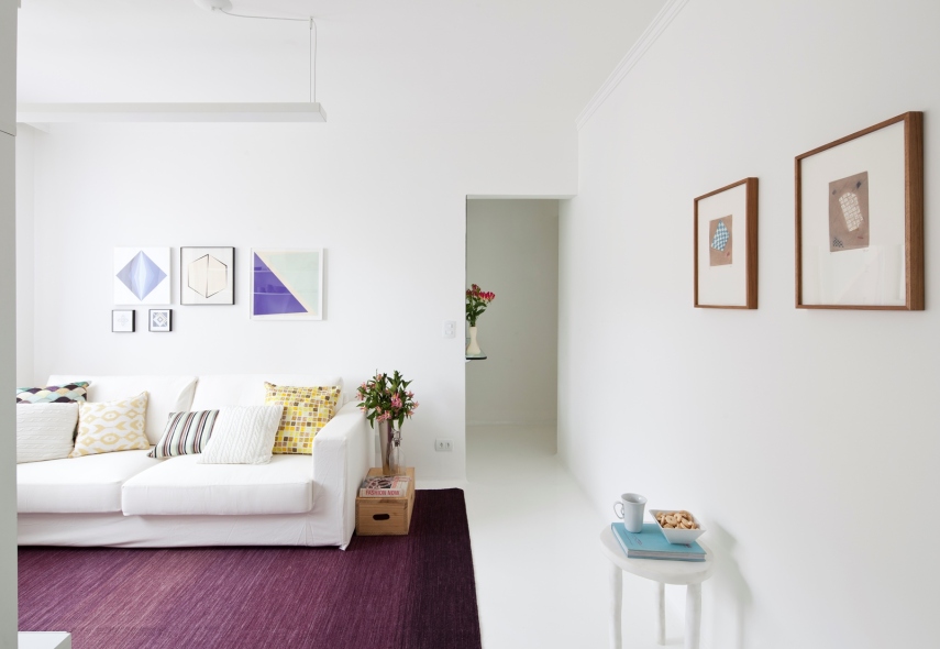 Apartamento reformado é pintado de branco do chão ao teto e ganha detalhes coloridos pontuais e marcenaria sob medida