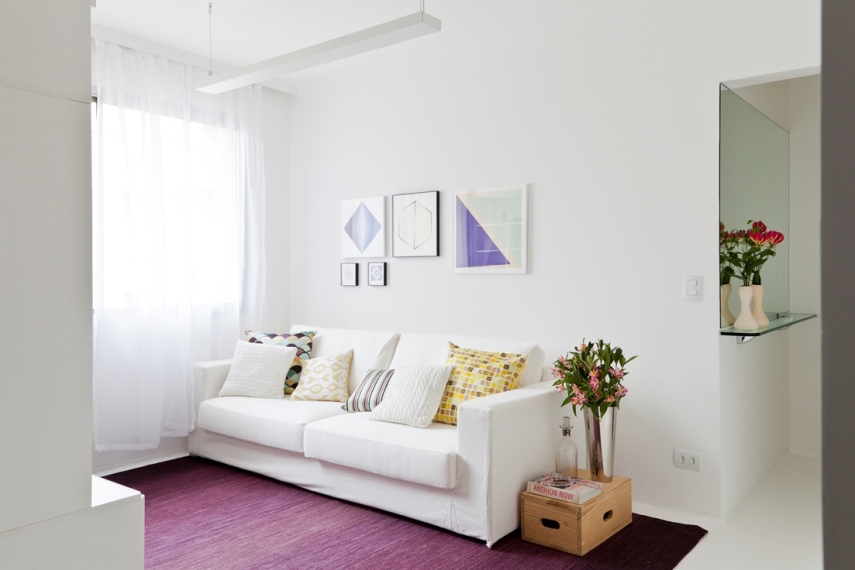Apartamento reformado é pintado de branco do chão ao teto e ganha detalhes coloridos pontuais e marcenaria sob medida