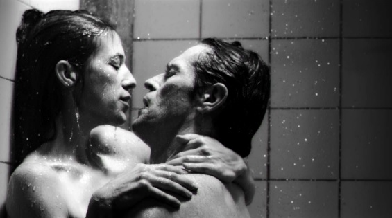 O filme de Lars Von Trier tem muitas cenas intensas. Em uma delas, se vê Willem Dafoe e Charlotte Gainsbourg fazendo sexo no chuveiro. Enquanto isso, sem supervisão, o filho do casal sobe em uma mesa e cai pela janela. O sexo é real, mas a cena foi protagonizada por dublês e não pelos atores