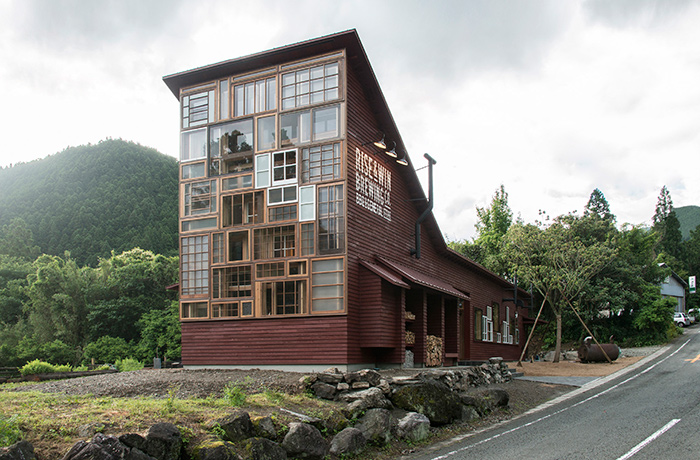 O Kamikatz Public House é um projeto do escritório de arquitetura Hiroshi Nakamura & NAP e ganhou o Prêmio WAN Edifícios Sustentáveis 2016. O projeto não ganhou apenas por seu design incrível, mas por ser construído 100% com materiais recicláveis que vieram diretamente do lixo