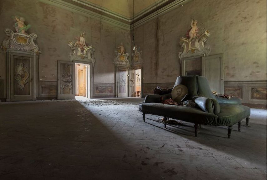 A fotógrafa Eleonora Costi, de Milão, passou os últimos três anos viajando pela Itália para encontrar prédios luxuosos e abandonados. Ela acabou explorando castelos, vilas, hotéis e até hospitais para o projeto Abandoned H.Ell