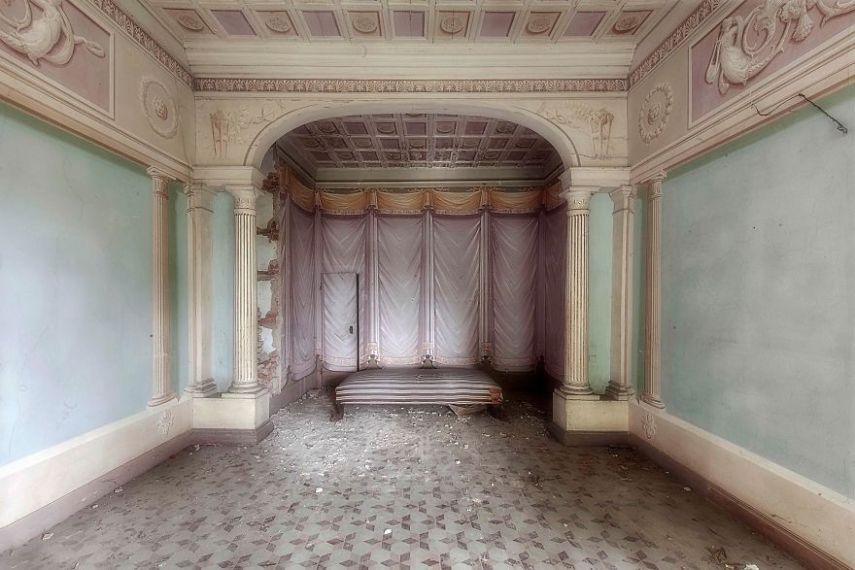 A fotógrafa Eleonora Costi, de Milão, passou os últimos três anos viajando pela Itália para encontrar prédios luxuosos e abandonados. Ela acabou explorando castelos, vilas, hotéis e até hospitais para o projeto Abandoned H.Ell