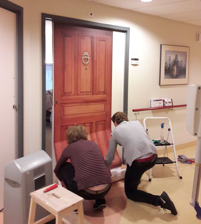 Parte do lucro da empresa True Doors vai para ajudar pacientes com demência. A True Door 