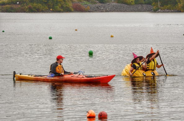 Todo ano, a cidade de Windor, no Canadá, é palco de uma animada regata em que as pessoas transformam abóboras de até 270kg em barcos personalizados