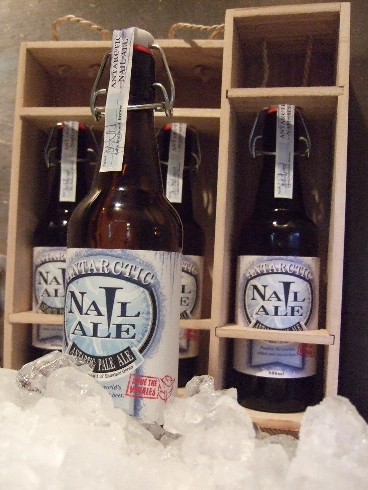 Esta cerveja australiana foi feita com água de um iceberg antártico. A cervejaria produziu apenas 30 garrafas. A primeira foi vendida por US$ 800 e a segunda por US$ 1815.