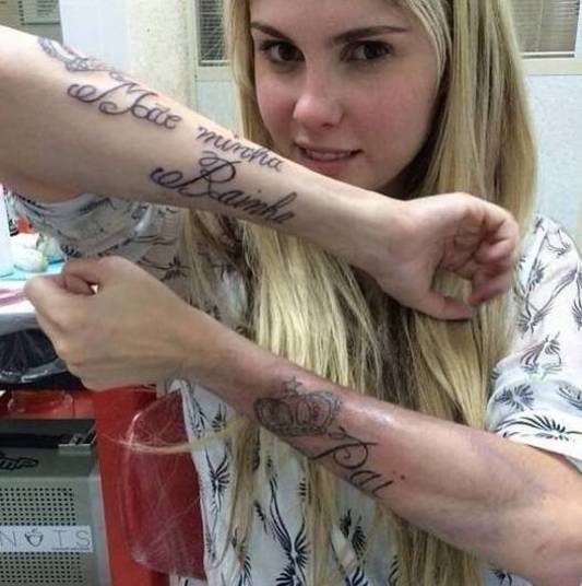 Bárbara Evans tentou homenagear o pai e a mãe com essas tatuagens. A foto repercutiu negativamente na época e ela acabou apagando a tattoo posteriormente