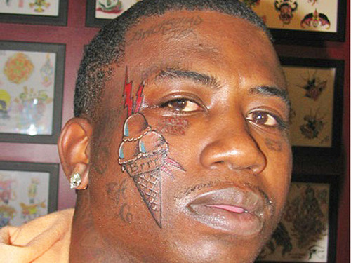 O rapper Gucci Mane tem esse sorvete na cara. Gosto duvidoso? Sim ou com certeza?