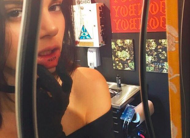Na mesma linha, Kylie Jenner tatuou um 'Meow'