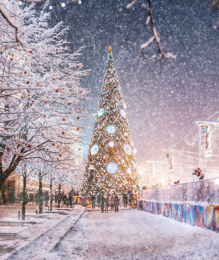 A fotógrafa Kristina Makeeva mostra o lado deslumbrante da cidade em meio a luzes e neve