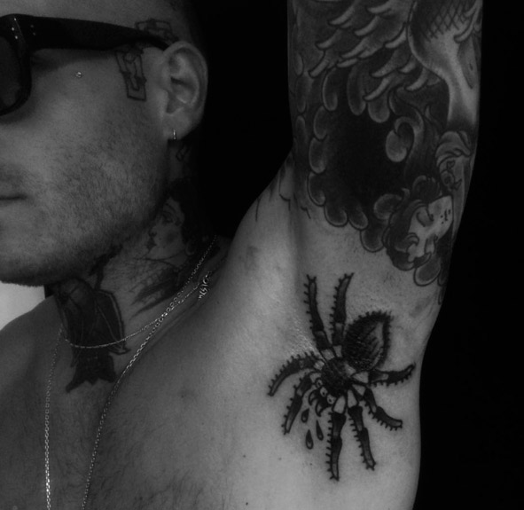 Um dos reis das tatuagens de gosto duvidoso, ele tem uma aranha na axila