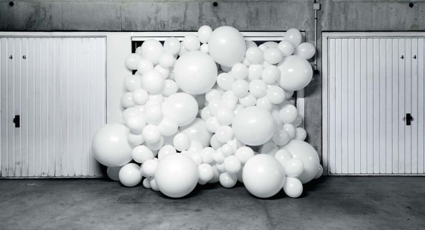 Com seus balões brancos que parecem nuvens, Charles Pétillon quer abordar o desaparecimento, evocar memórias e questionar as ações do homem sobre a natureza e sobre si mesmo
