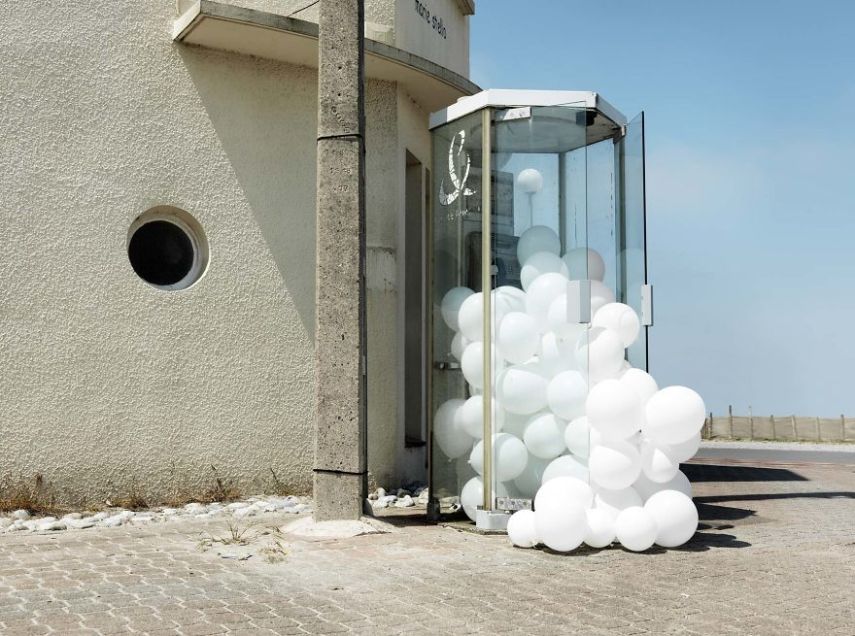 Com seus balões brancos que parecem nuvens, Charles Pétillon quer abordar o desaparecimento, evocar memórias e questionar as ações do homem sobre a natureza e sobre si mesmo
