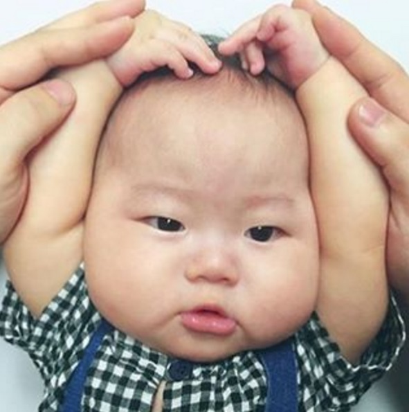 A conta de Instagram Tiny Gentle Asians foi criada por Mel Kenny. Ela diz que a missão dela é 
