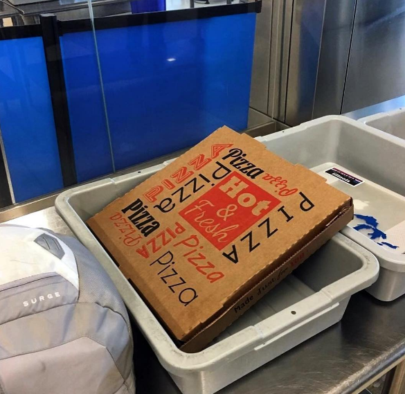 As pessoas passaram esta pizza no detector de metais!