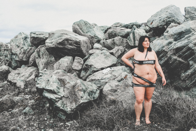 Fotógrafa fotografou 30 mulheres seminuas para protestar contra as regras de nudez estabelecidas pela rede social