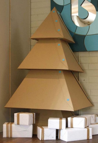 Caixas de papelão transformadas em árvores de Natal sustentável