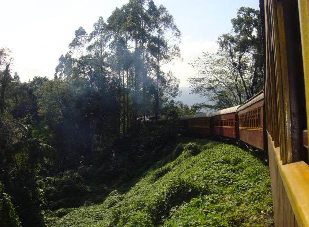 Este é um passeio de trem nas alturas. A bordo da maria-fumaça, os turistas viajam pela ferrovia inaugurada em 1913 partindo da estação de Rio Negrinho, que fica a 791m de altitude. O caminho os leva até a cidade de São Bento do Sul, a 808m.