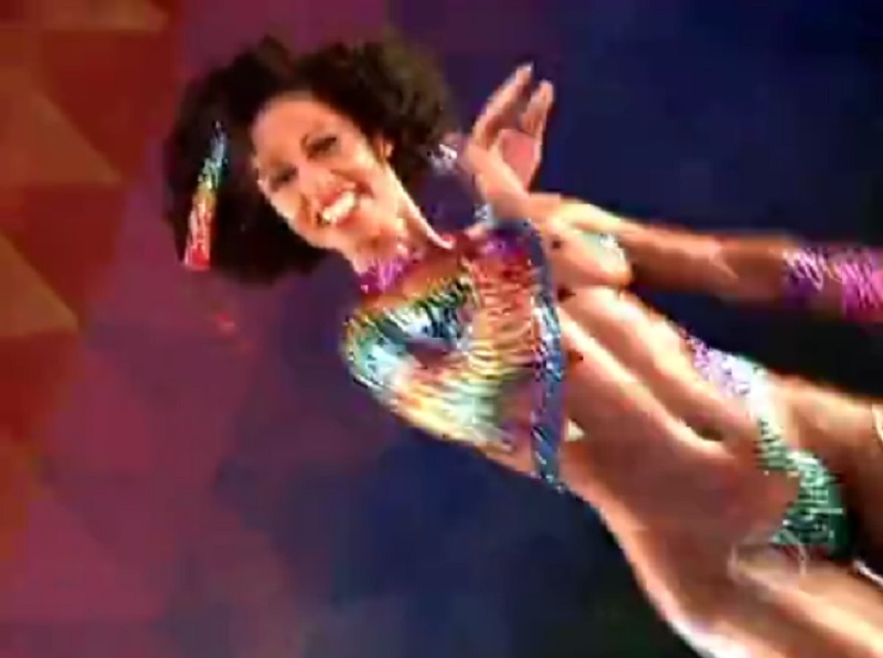 A dançarina aparece mais coberta que em suas versões anteriores em 1994. 