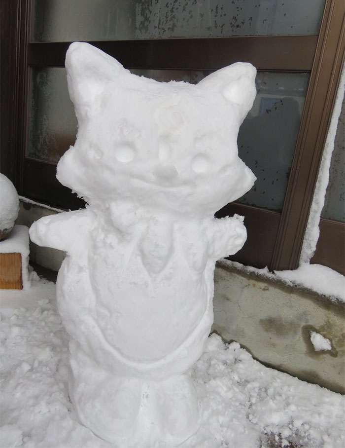 Com a neve que está acumulando nas ruas, a população faz divertidas esculturas 