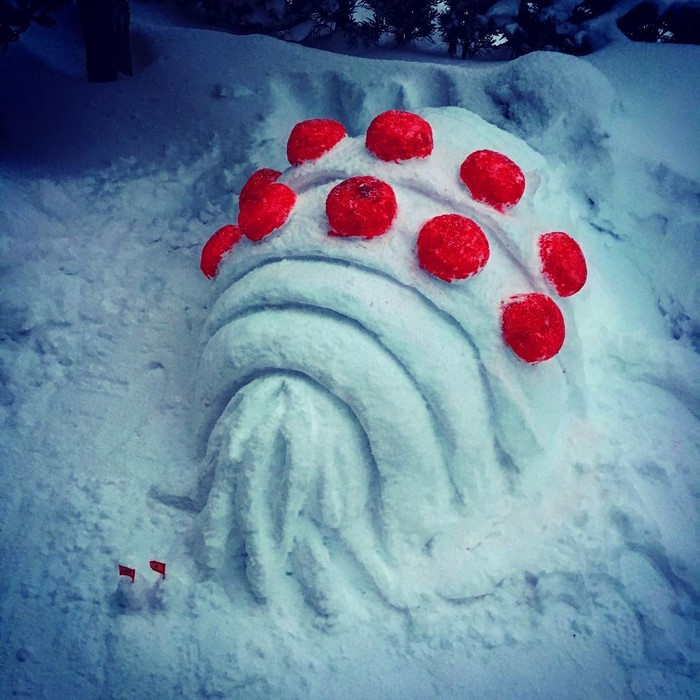 Com a neve que está acumulando nas ruas, a população faz divertidas esculturas 