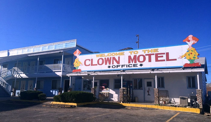 O Clown Motel fica em Tonopah. Só no escritório, são mais de 500 palhaços em exposição