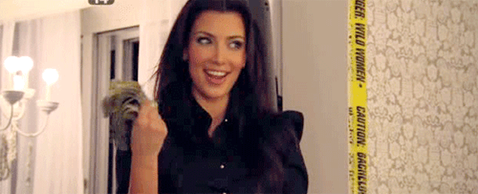 Uma sextape de Kim Kardashian com o então namorado Ray J, acabou vazando nove meses antes da estreia do reality show da família Kardashian. Segundo rumores, ela teria sido vendida pela própria Kim e sua mãe
